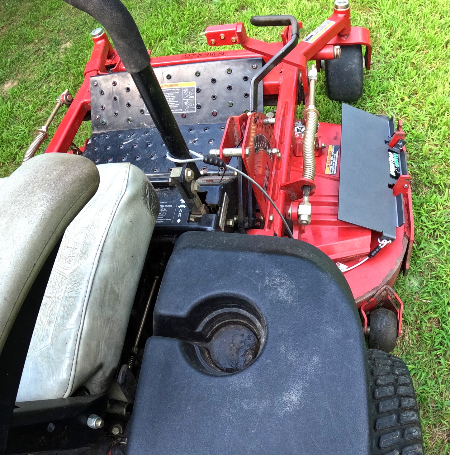 Speedtrap® Chute Blocker Toro® Z Master® Twin Gas Tank Models