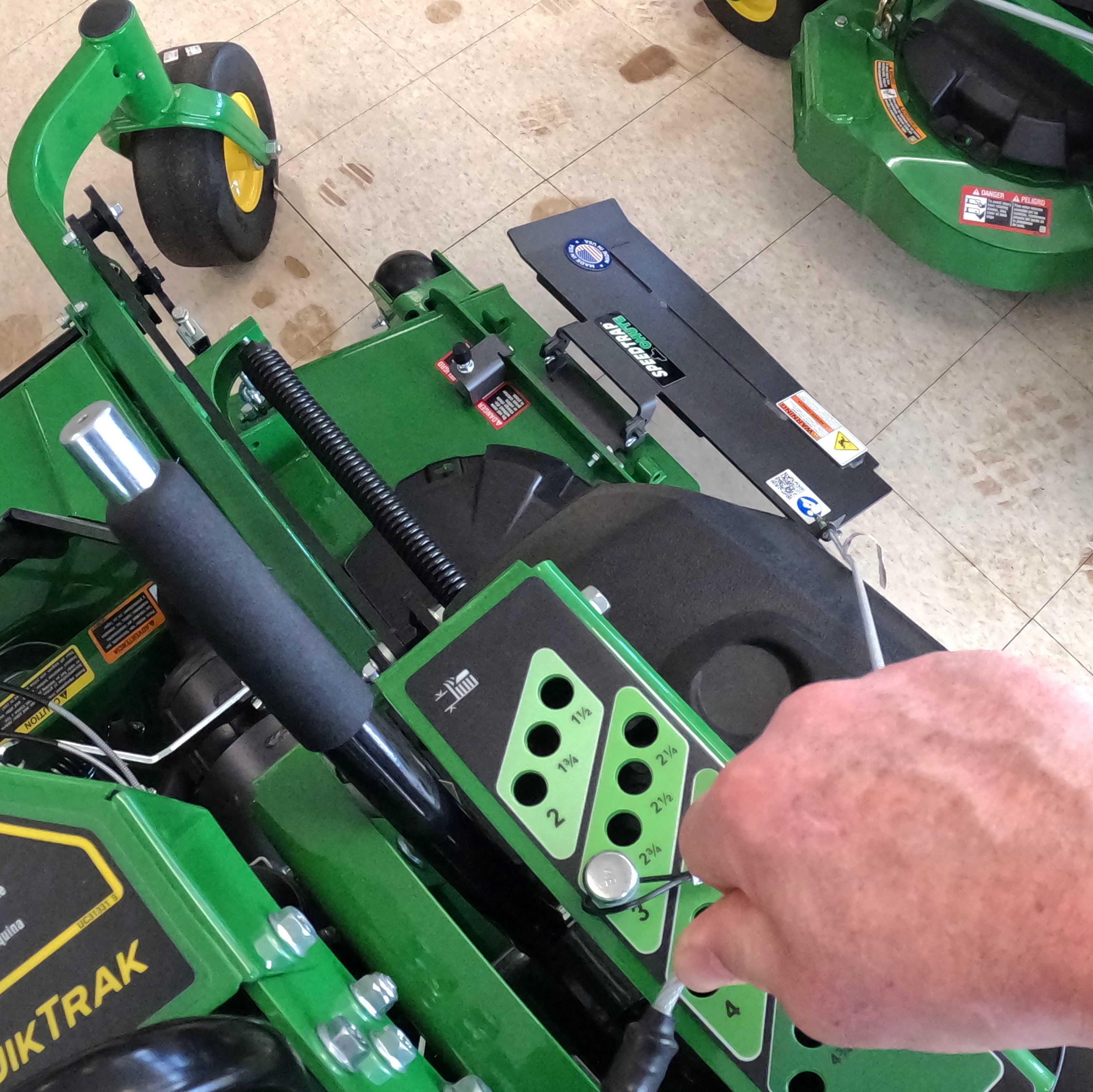 Speedtrap® Chute Blocker John Deere® Q850M QuikTrak® – Speedtrap